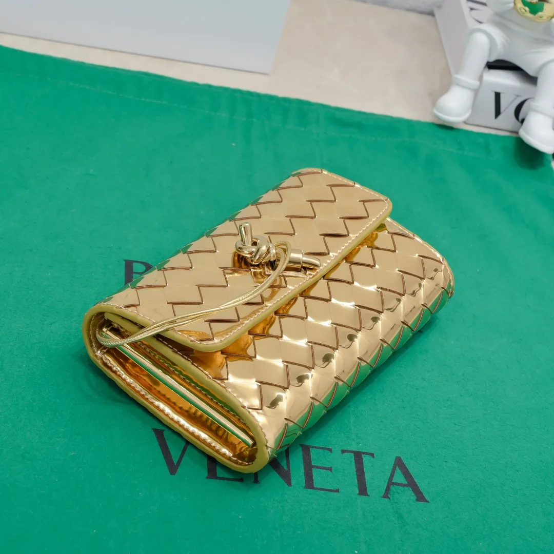 Batch 1160 BV Andiamo clutch wallet is super high-end🤎🤎How come the long clutch bag is so exquisite~ The braided style bag surface paired with all-copper hardware is really warm and high-end. The bag body is super light and can be grabbed easily! It can store a lot of small items and large mobile phones ~ very practical for daily use. Style number: 1504 Size: 19*11.5*3